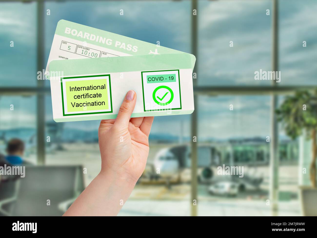 Persona in possesso di passaporto immunità Coronavirus Covid-19 al concetto di viaggio in aeroporto. Nuova realtà del viaggio internazionale post-Coronavirus - compos digitali Foto Stock