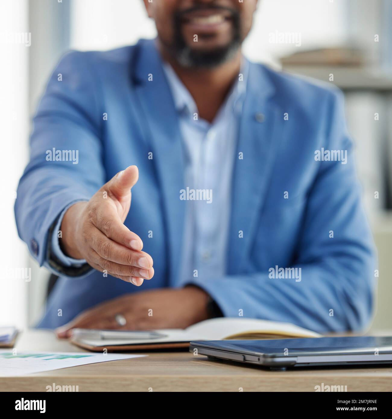 Handshake, mano per assumere con risorse umane e uomo d'affari, manager con onboarding e benvenuto in azienda. Partenariato, accordo e trattare con Foto Stock