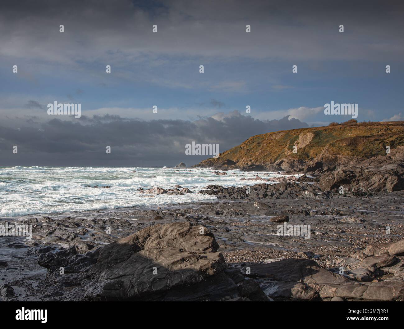 Tempesta che si avvicina a una spiaggia rocciosa della Cornovaglia a Dollar Cove The Lizard Foto Stock