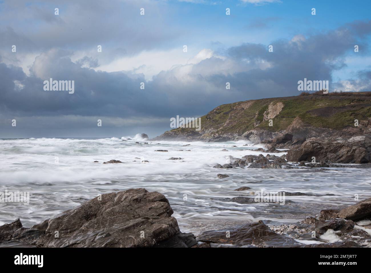 Tempesta che si avvicina a una spiaggia rocciosa della Cornovaglia a Dollar Cove The Lizard Foto Stock