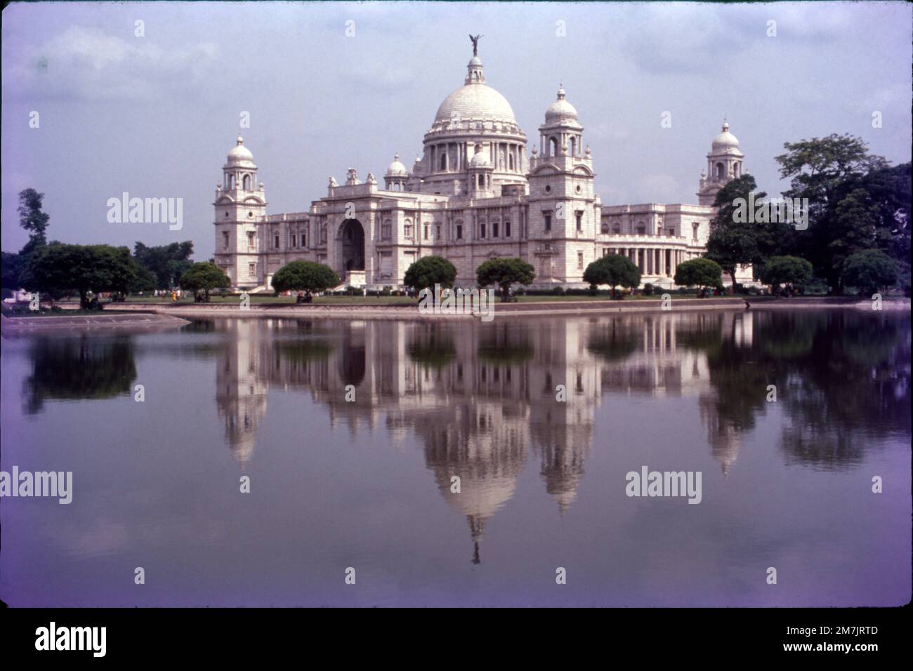 Il Victoria Memorial è un grande edificio in marmo sulla Maidan nel centro di Kolkata, costruito tra il 1906 e il 1921. È dedicato alla memoria della Regina Vittoria, Imperatrice d'India dal 1876 al 1901. Raffigurante la maestosa e splendente architettura britannica, il Victoria Memorial Hall si erge oggi, come una vera icona della città di Kolkata. Situato sul 1 Queen's Way, il VMH è stato previsto da Lord Curzon, il viceré dell'India britannica, come un memoriale alla regina Vittoria defunta. Foto Stock