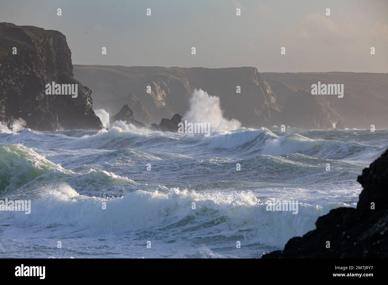 Mari accidentati con onde che si schiantano sulle rocce della Cornovaglia, Dollar Cove, The Lizard, Cornovaglia Foto Stock