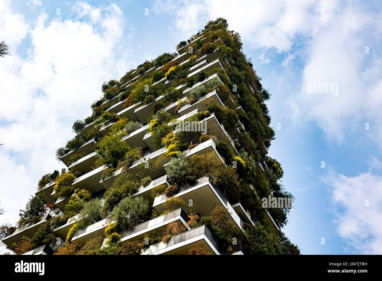 Bosco verticale, edificio forestale verticale, Milano, Italia, verde lussureggiante, balconi, ogni piano, unico, ecologico, giungla urbana, architettura della città Foto Stock