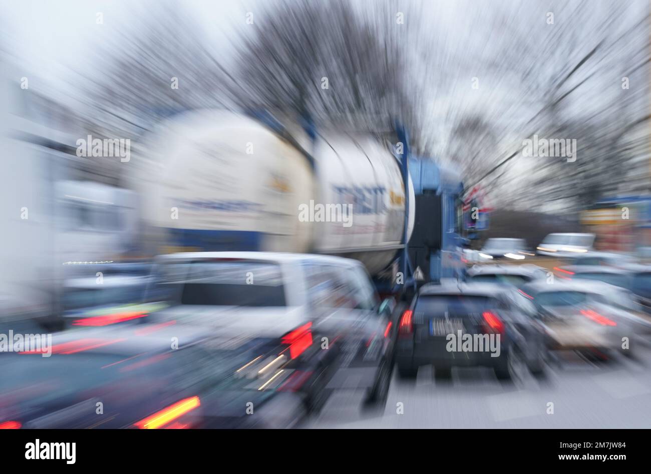 10 gennaio 2023, Amburgo: Auto e camion sono bloccati in ingorghi sui ponti dell'Elba. Amburgo è la terza città più congestionata della Germania, secondo i dati del fornitore di servizi di trasporto INRIX. Ha detto che le strade congestionate durante le ore di punta hanno causato un pendolari medio a perdere 56 ore di tempo nella città anseatica l'anno scorso - 9 ore o 17 per cento in più rispetto all'anno precedente. (A dpa 'pendolari trascorrere 56 ore all'anno in ingorghi di traffico ad Amburgo') Foto: Marcus Brandt/dpa Foto Stock