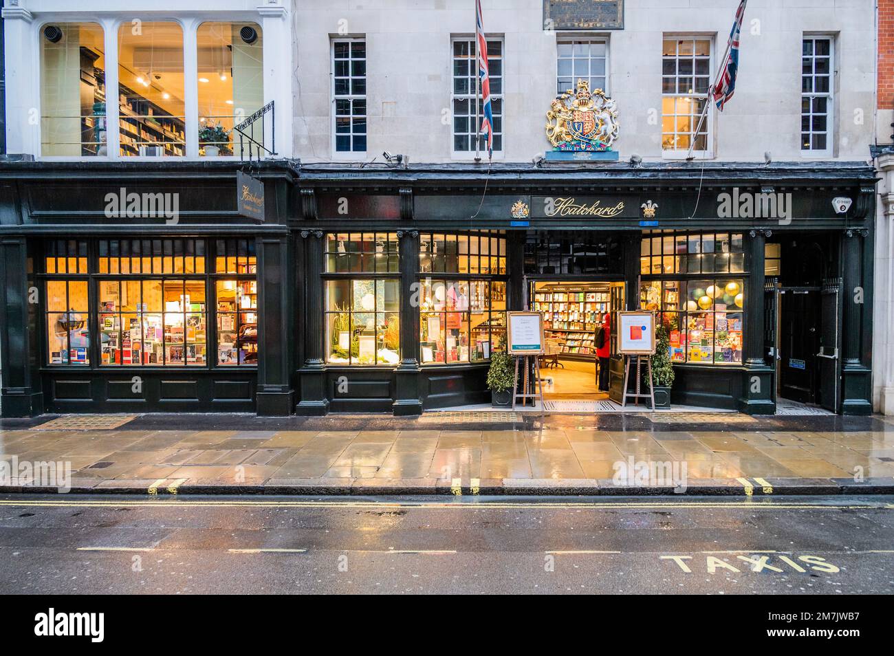 Londra, Regno Unito. 10th Jan, 2023. Il principe Harry (Duca di Sussex) biografia Spare va in vendita nel Regno Unito a Hatchards (il libraio alla famiglia reale con i warrants fuori). In contrasto con Waterstones è chiave molto bassa senza doisplay della finestra e vendendo i libri a prezzo pieno. Credit: Guy Bell/Alamy Live News Foto Stock