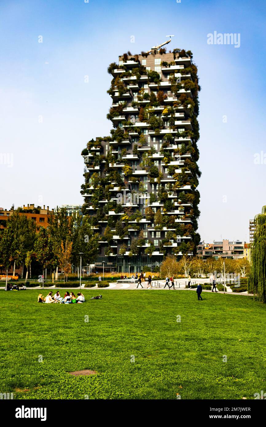 Bosco verticale, edificio forestale verticale, Milano, Italia, verde lussureggiante, balconi, ogni piano, unico, ecologico, giungla urbana, architettura della città Foto Stock