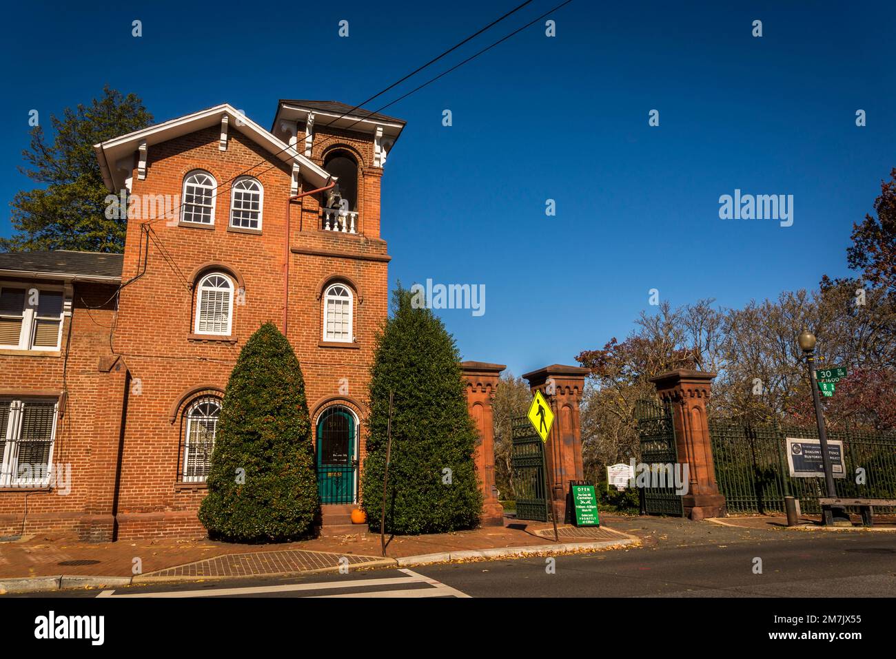 Edificio d'ingresso al cimitero di Oak Hill, un cimitero storico a Georgetown, un quartiere storico, e il quartiere commerciale e dei divertimenti, Wa Foto Stock