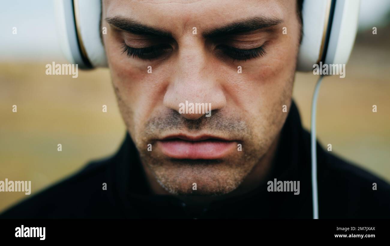 L'atleta si concentra mentre ascolta la musica Foto Stock