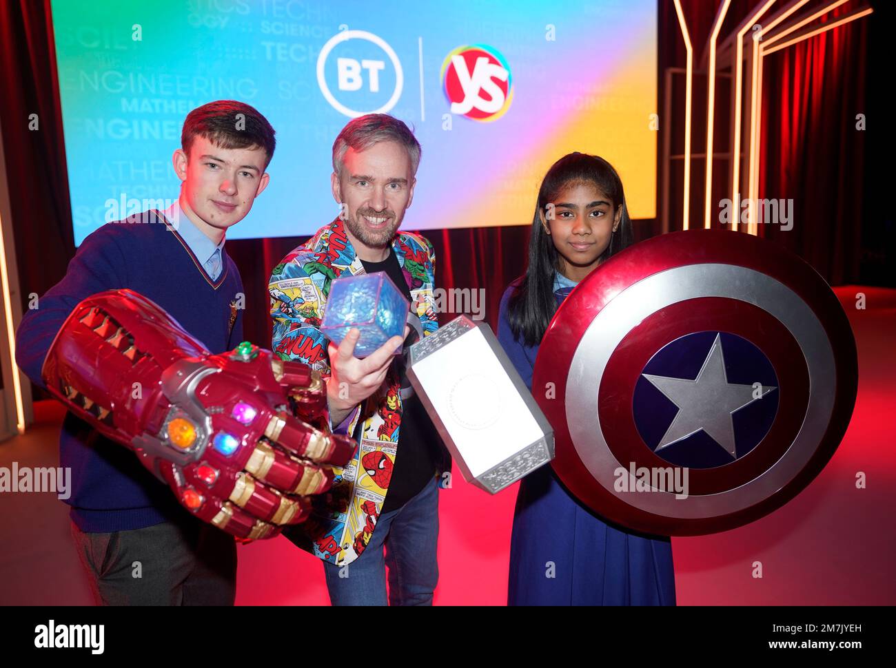 Barry Fitzgerald, (centro) e gli studenti Evan Pollard (sinistra, 16) e Sahasra Vivek Kumar (destra, 13) al lancio della mostra BT Young Scientist & Technology presso l'RDS di Dublino. Data immagine: Martedì 10 gennaio 2023. Foto Stock