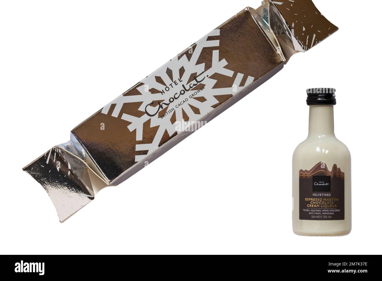 Bottiglia in miniatura di espresso vellutato, liquore alla crema al cioccolato martini dell'Hotel Chocolat Premium Cracker Selection su sfondo bianco Foto Stock