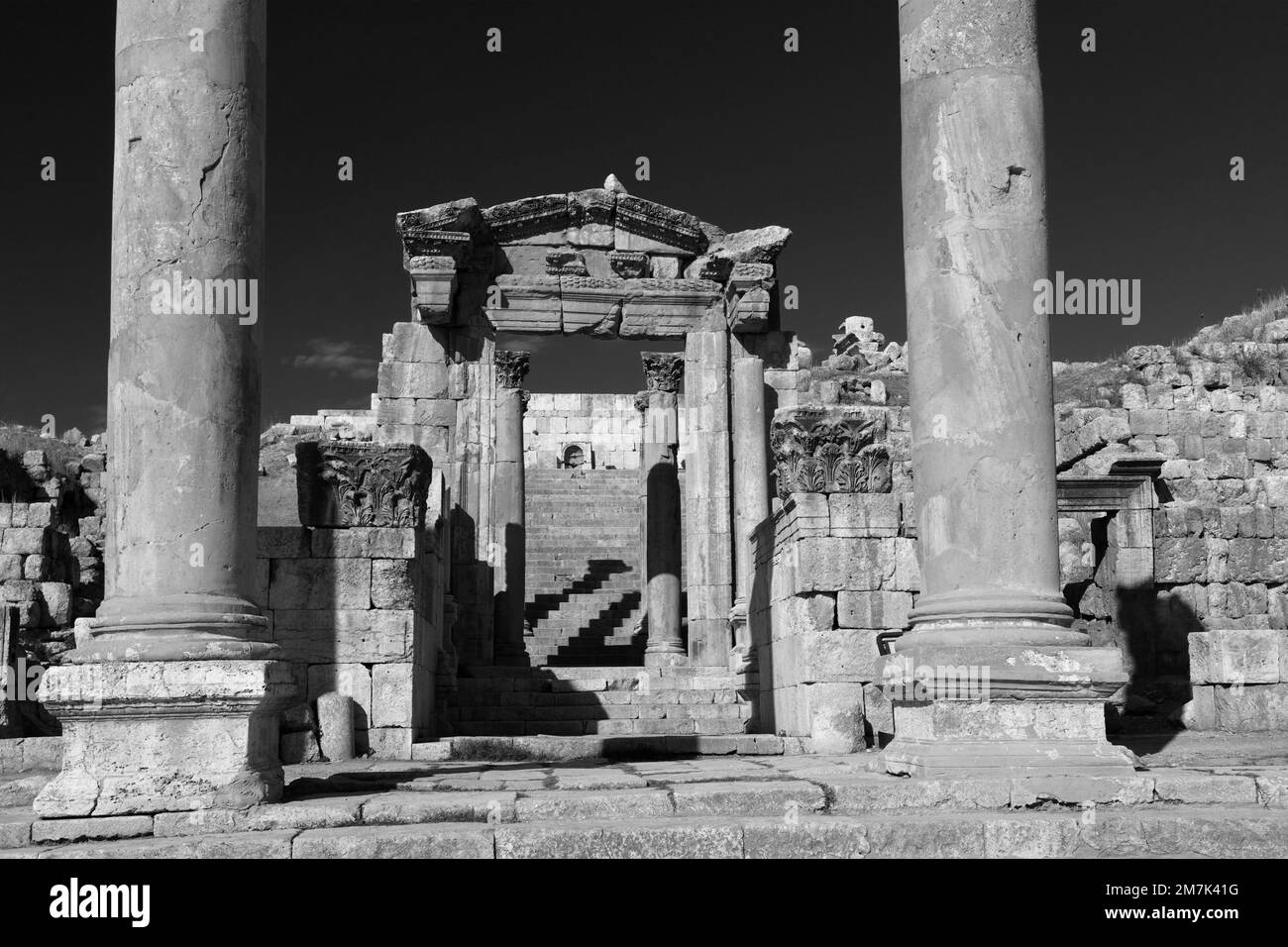 Vista dell'ingresso alla cattedrale della città di Jerash, Giordania, Medio Oriente Foto Stock