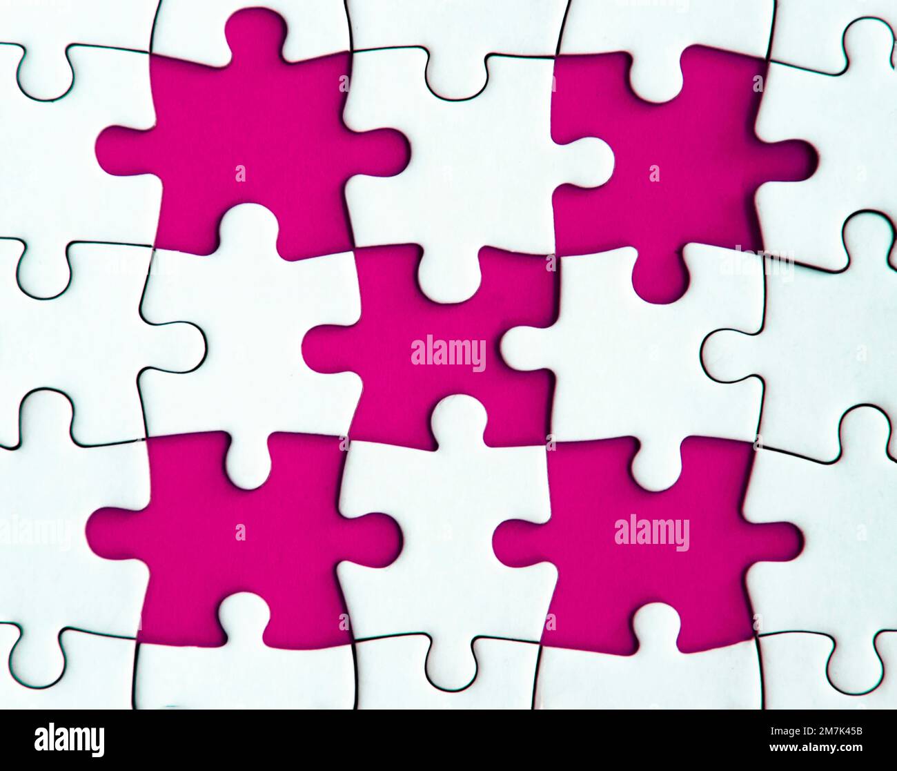 Puzzle mancante su sfondo marrone con spazio personalizzabile per testo o idee. Spazio di copia. Foto Stock