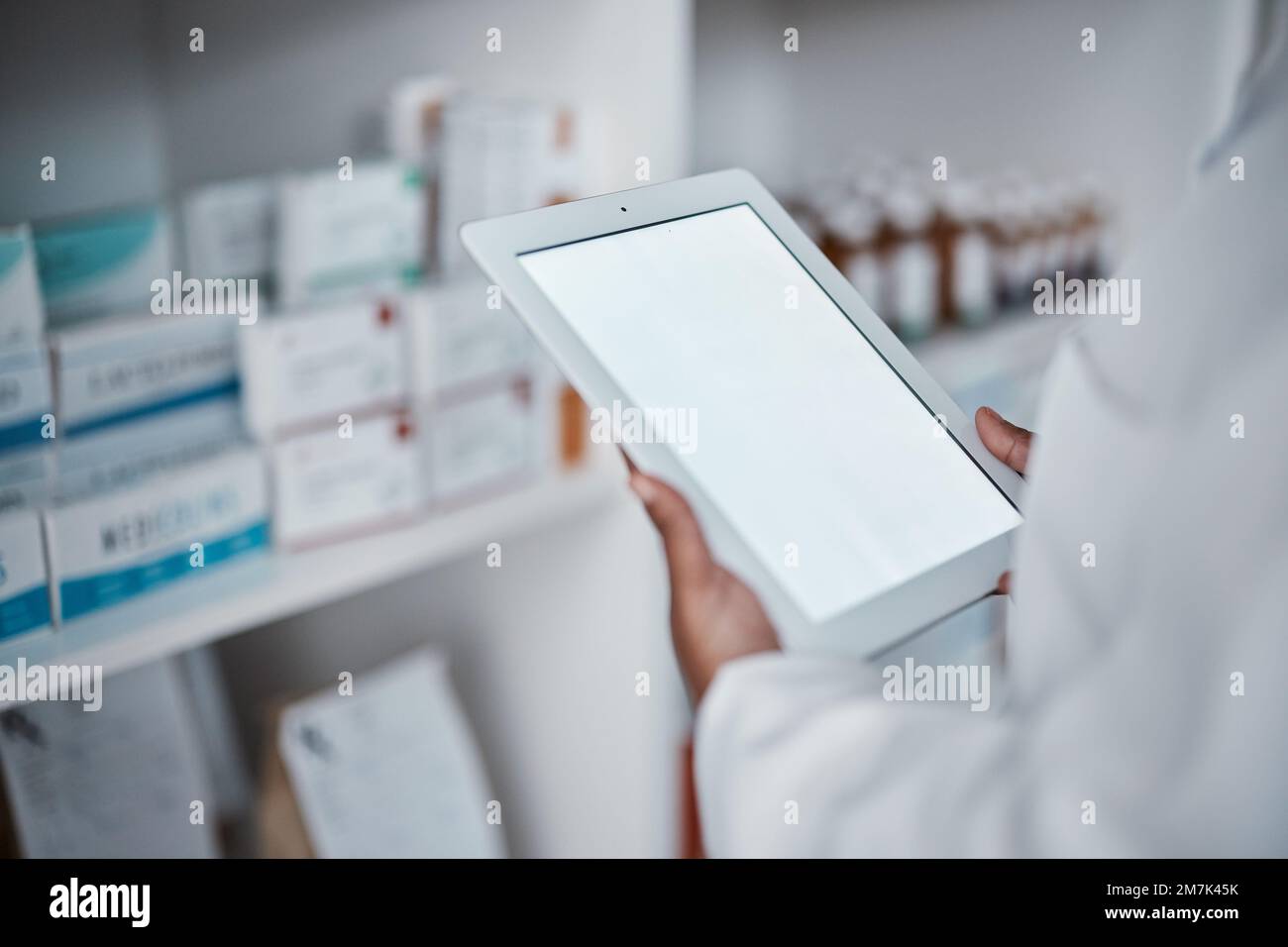 Farmacia, medico e tablet schermo mockup per la lista di controllo della medicina per l'assistenza sanitaria medica, inventario negozio di benessere e farmacista dispensario. Clinica Foto Stock