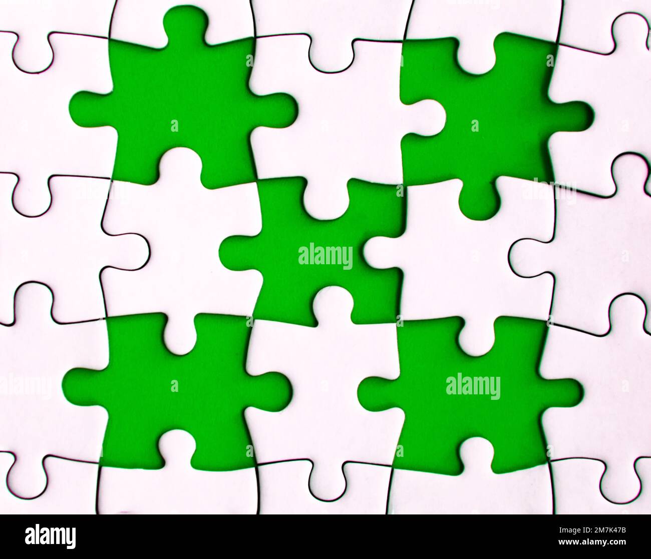 Puzzle mancante su sfondo verde con spazio personalizzabile per testo o idee.  Spazio di copia Foto stock - Alamy