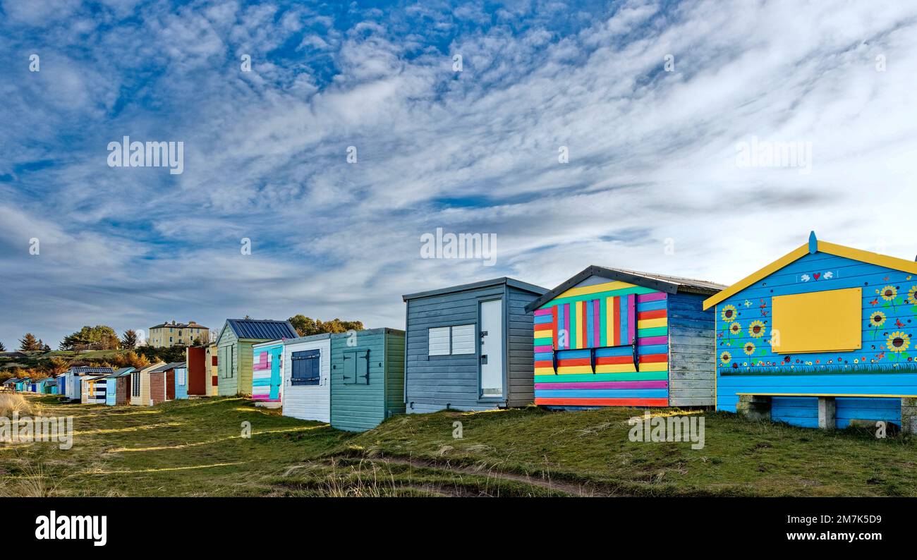 Hopeman Village Moray Coast Scotland lunga fila di capanne colorate che si affacciano sulla spiaggia di sabbia Foto Stock