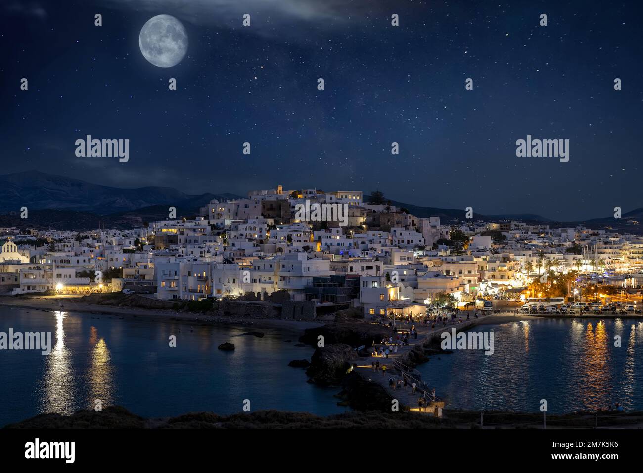 Vista notturna della città di Naxos isola, Cicladi Foto Stock
