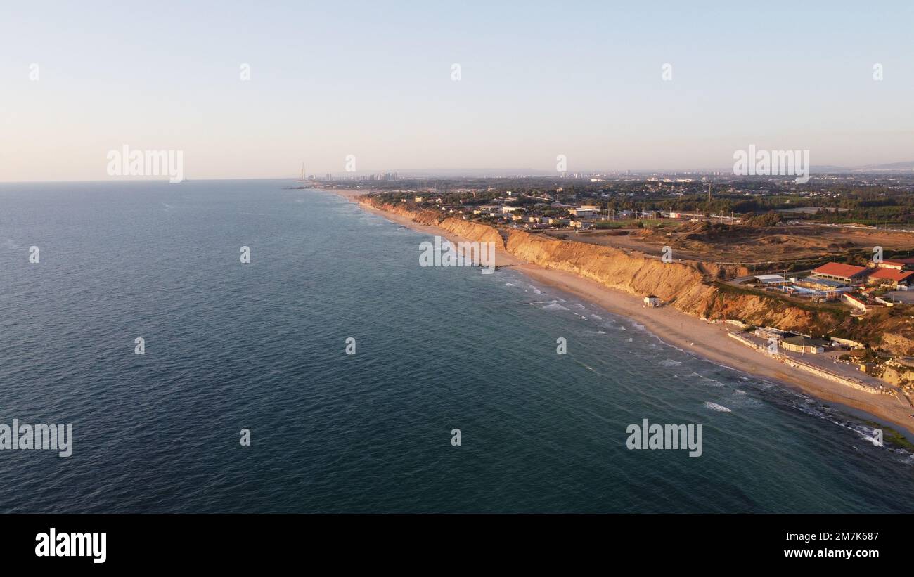 Estate tramonto vista sul Mar Mediterraneo. Cielo blu chiaro con acquisizione aerea Foto Stock