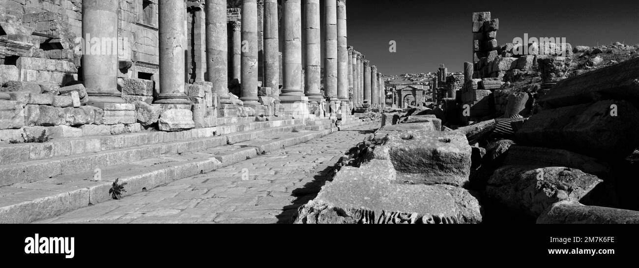 Vista sulla strada colonnata Cardo nella città di Jerash, Giordania, Medio Oriente Foto Stock