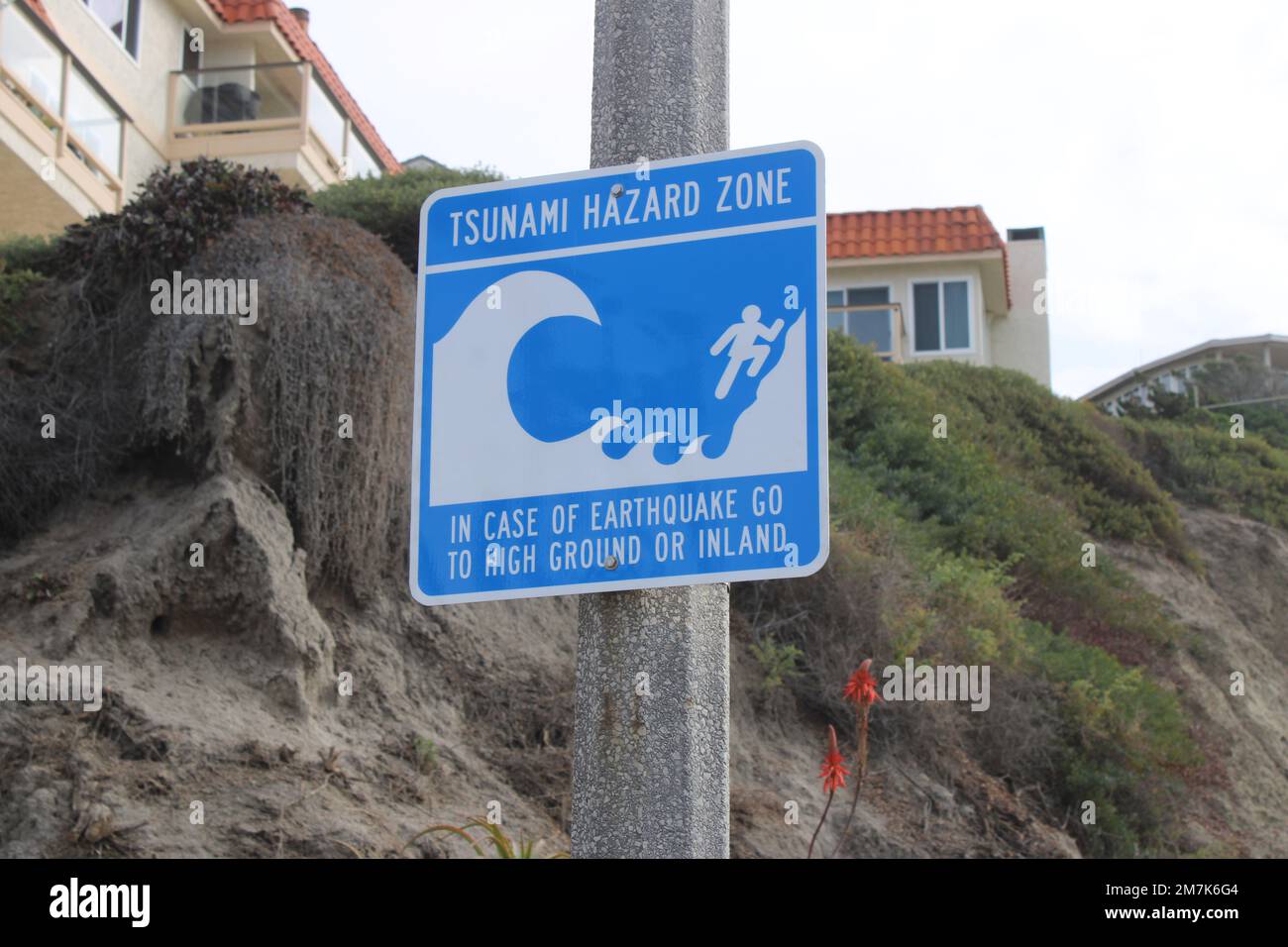 Segnali di pericolo tsunami vicino alla spiaggia della California Foto Stock