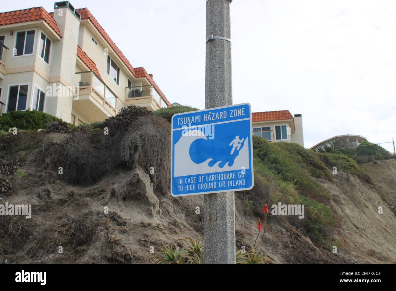 Segnali di pericolo tsunami vicino alla spiaggia della California Foto Stock