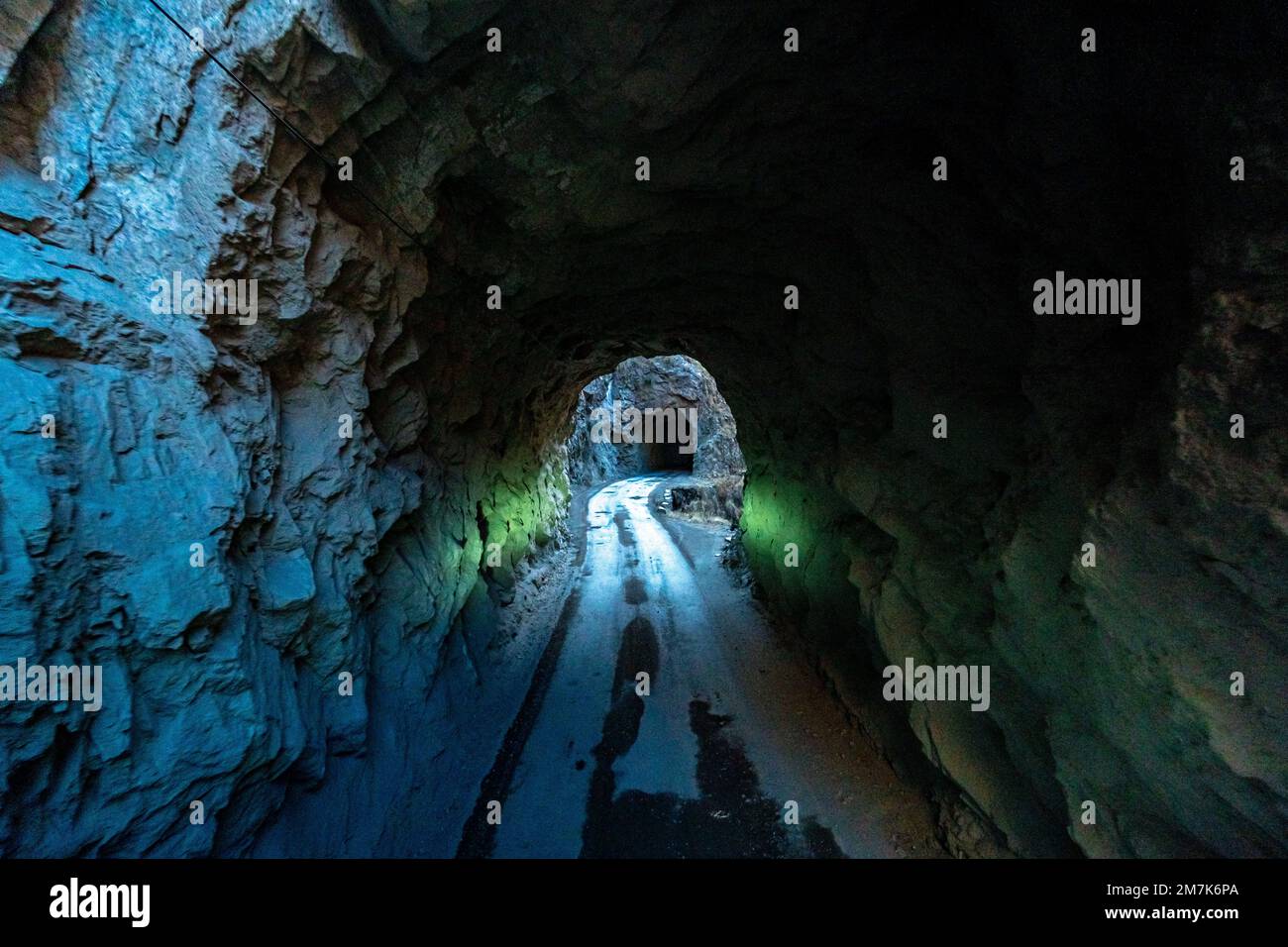 guida attraverso un tunnel in montagna Foto Stock