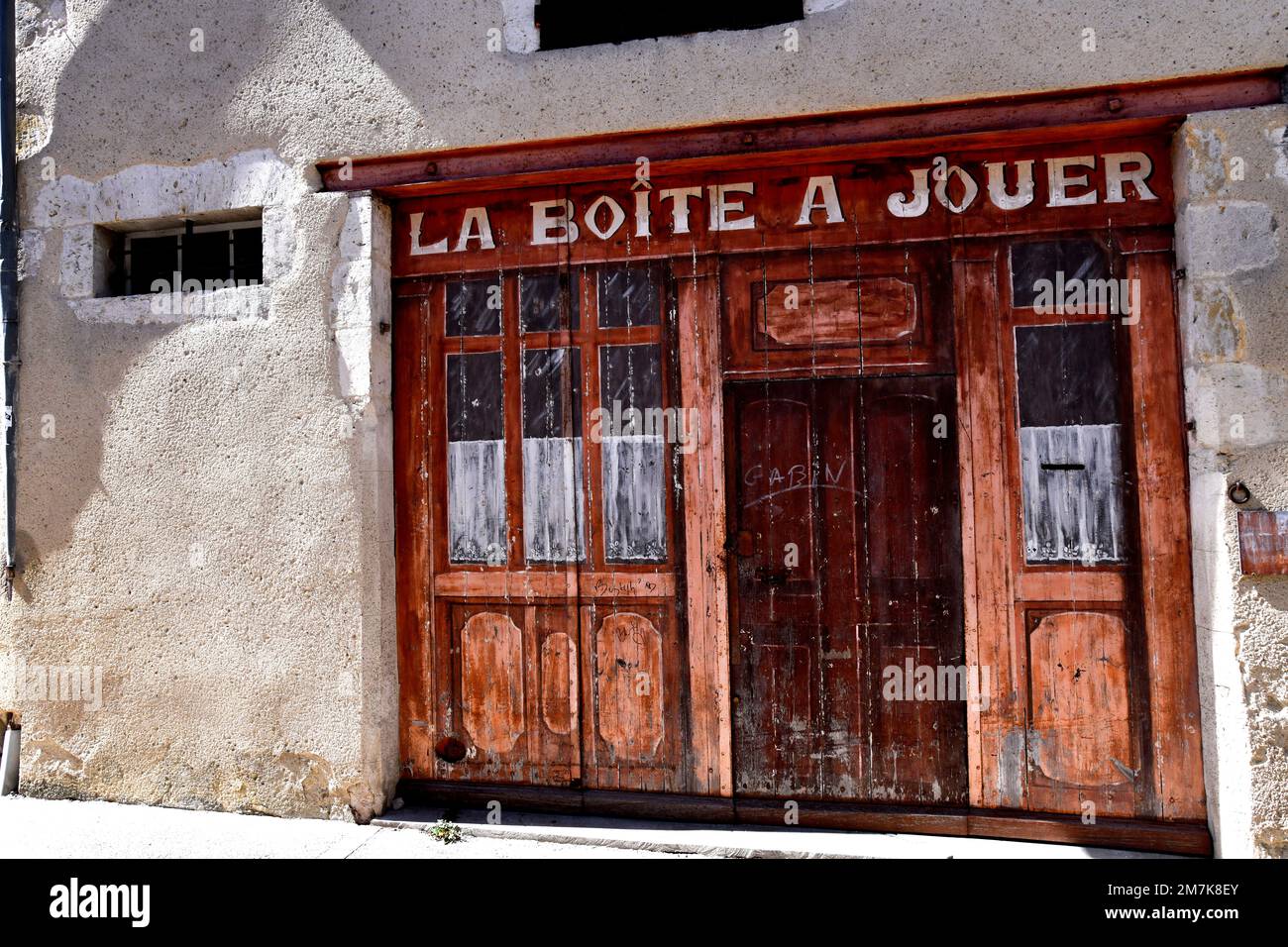 Il teatro play box su rue du Petit-Hôtel-de-Ville, Condom nel dipartimento Lot-et-Garonne, Francia sudoccidentale. negozi vecchi chiusi Foto Stock