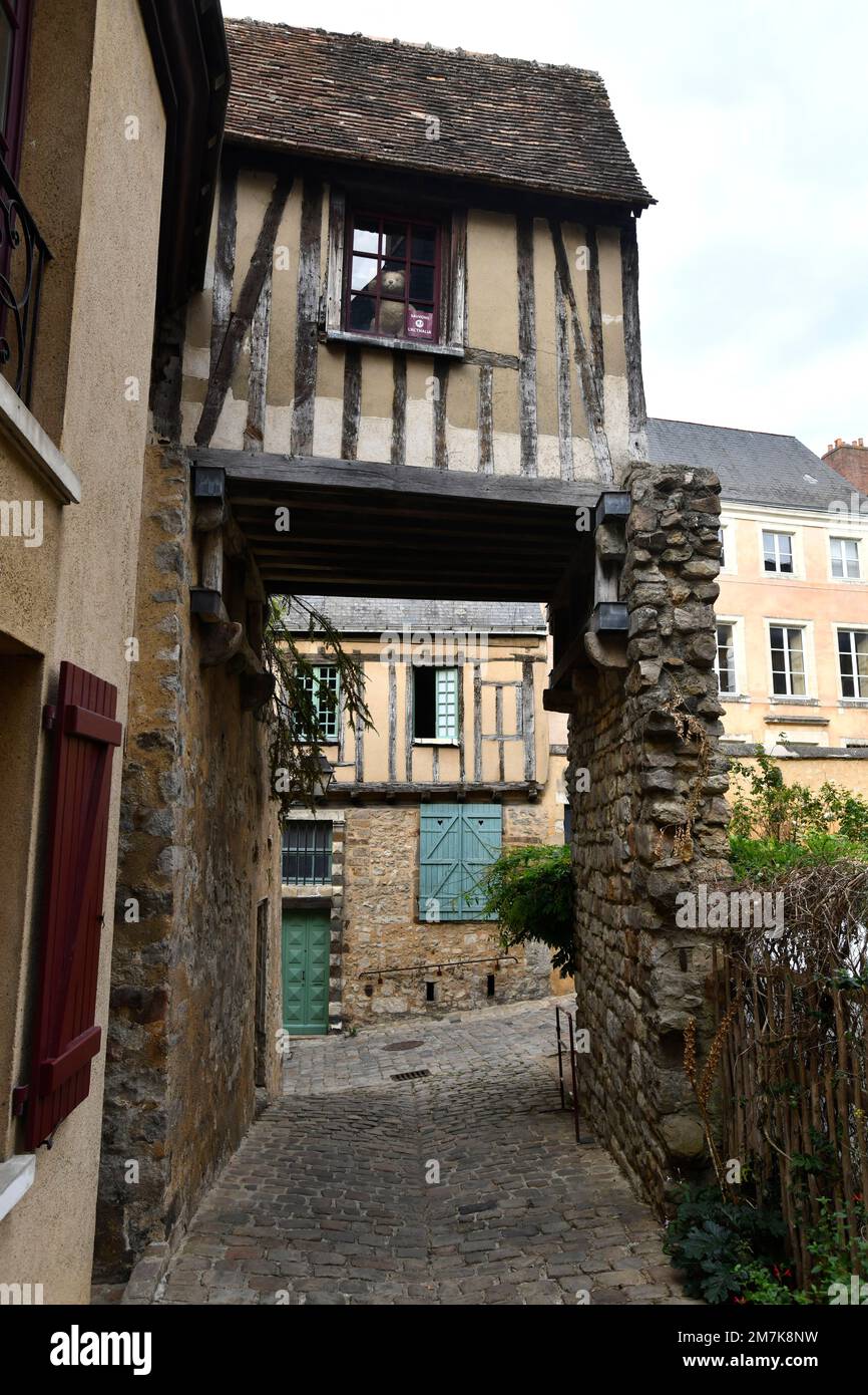 Le Mans quartiere storico Francia 2022 Rue Saint Pavin de la Cité con la sua casa a strapiombo. Foto Stock