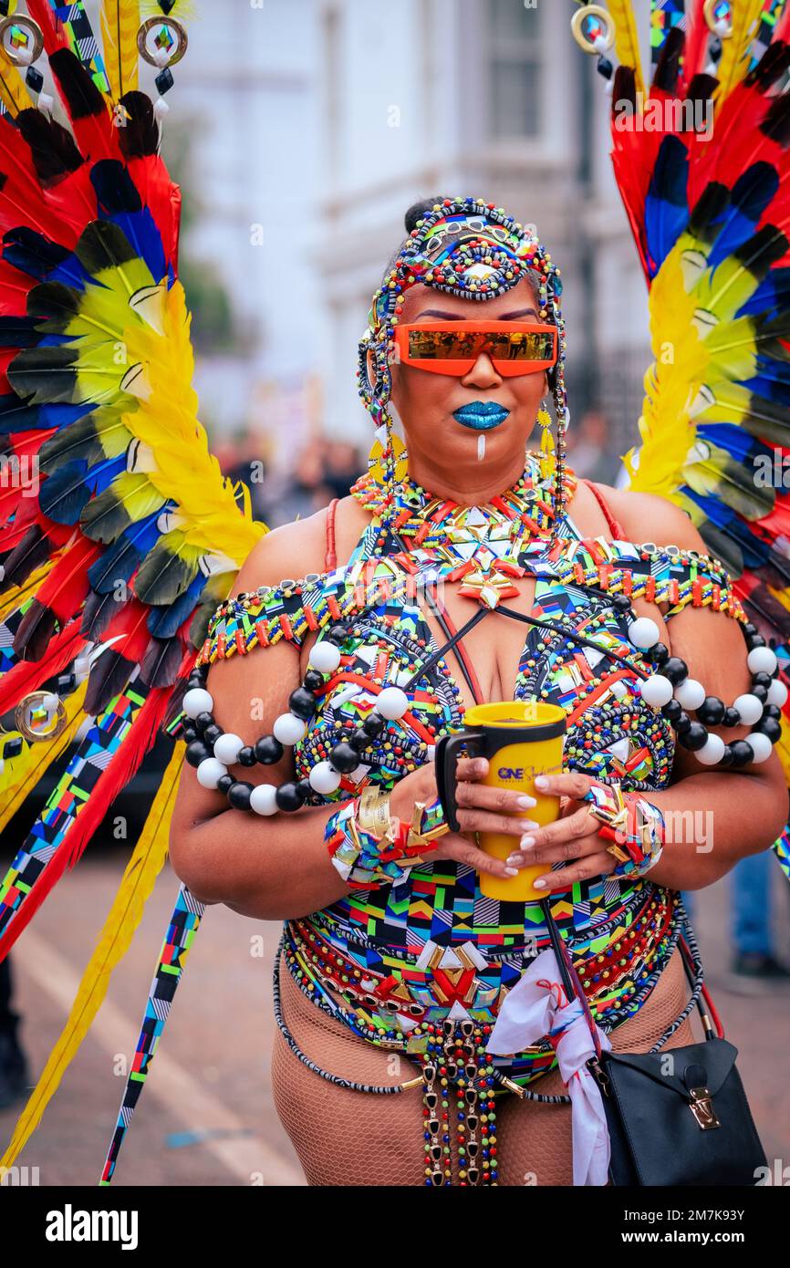 Un primo piano verticale di una donna in costume da carnevale all'annuale  Caribbean Festival di Notting Hill Foto stock - Alamy