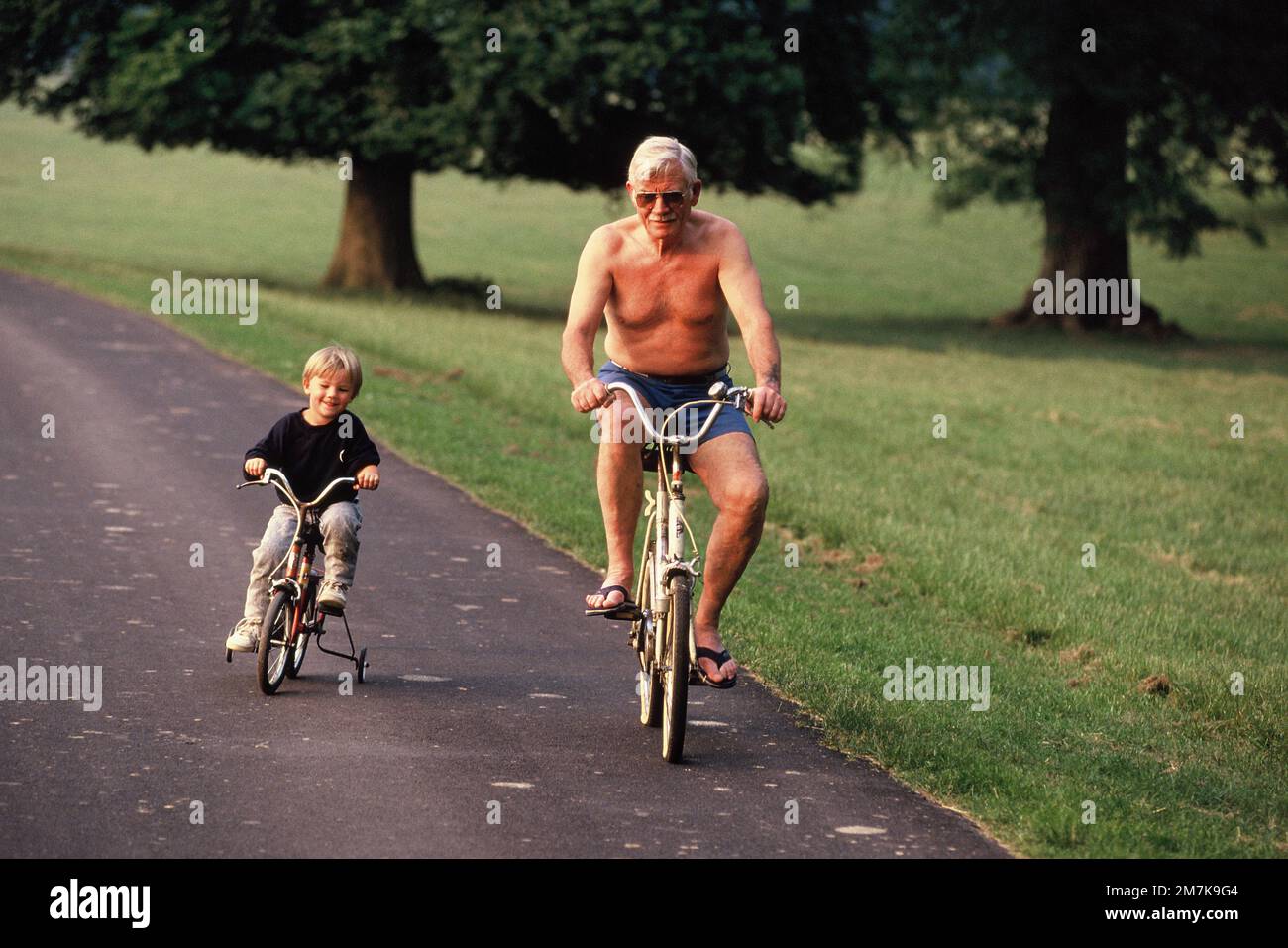 Stile di vita. Vecchio e ragazzo. Tempo libero in bicicletta nel parco. Foto Stock