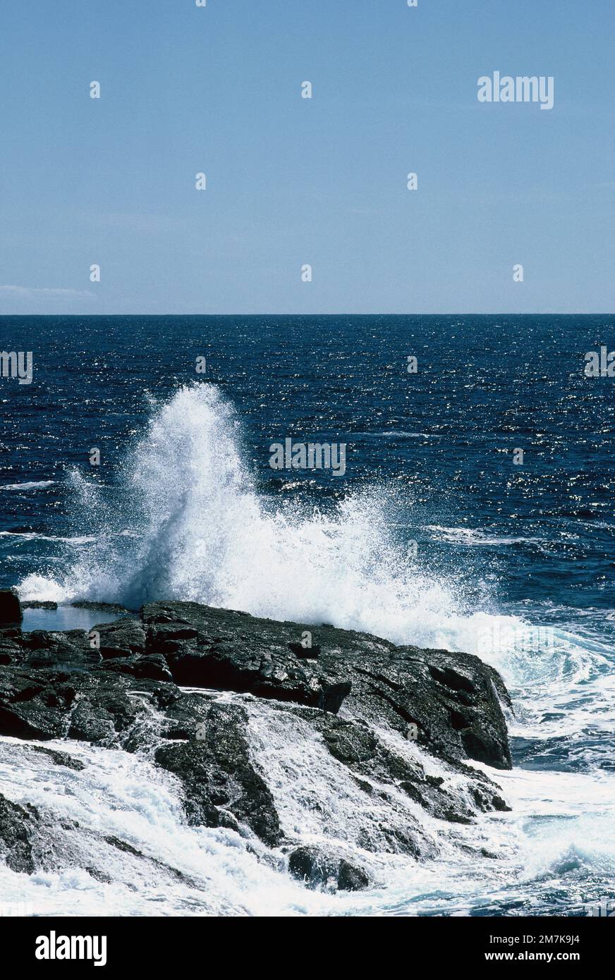 Australia Occidentale. Costa della regione di Albany. Onde schizzare sulle rocce. Foto Stock