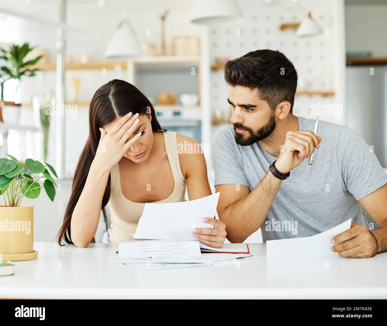 giovane donna uomo fattura finanza bilancio fiscale calcolatrice documento di carta coppia sposato amore casa problemi pagare debito casa Foto Stock