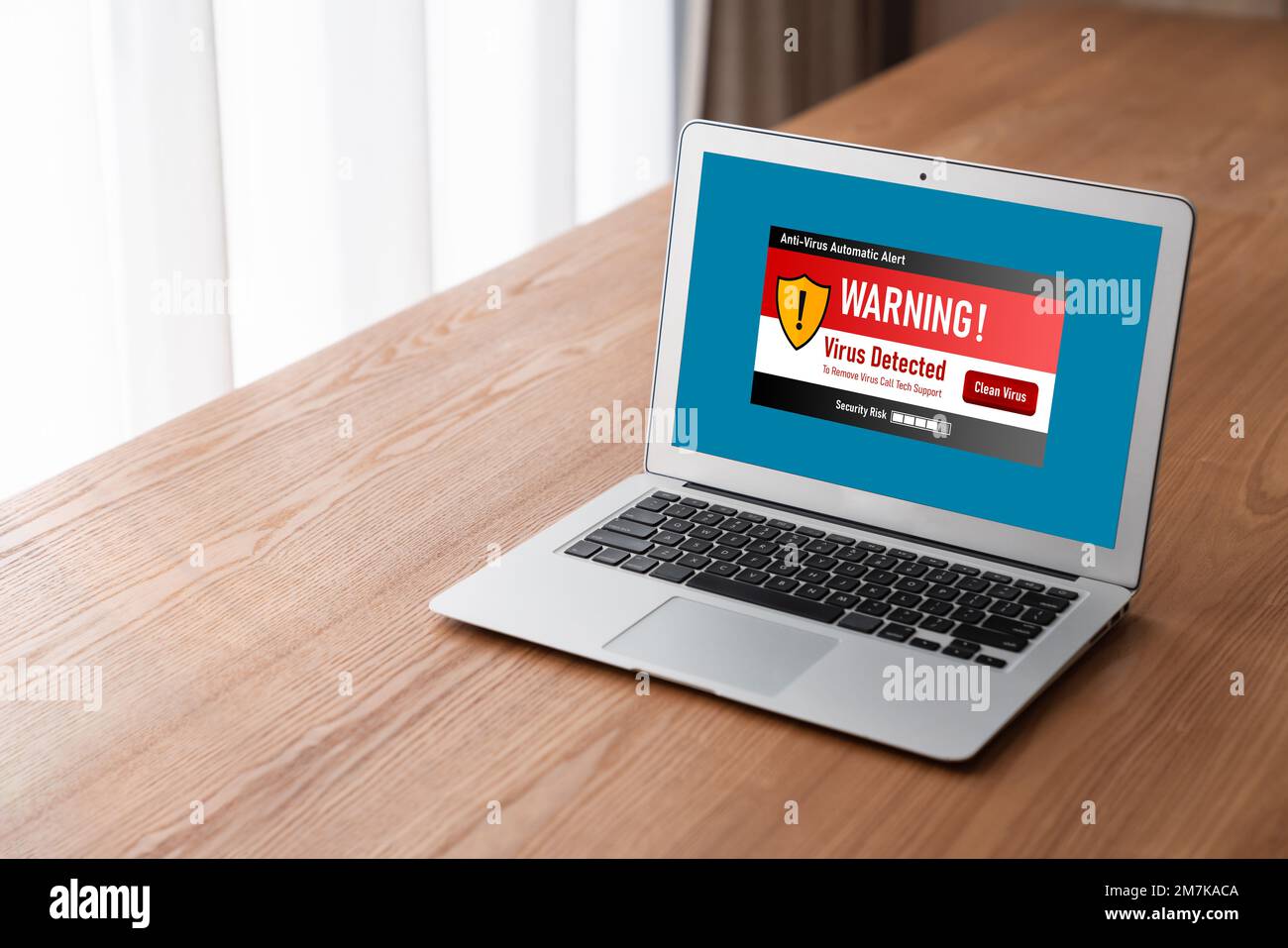 L'avviso di avviso di virus sullo schermo del computer ha rilevato una minaccia cibernetica, un hacker, un virus informatico e un malware Foto Stock