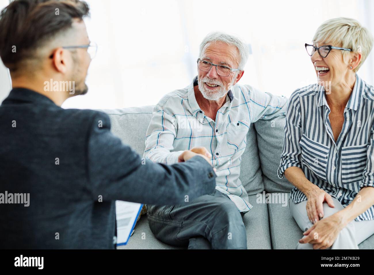 handshake senior coppia investimento finanza mano agente riunione accordo pianificazione casa Foto Stock