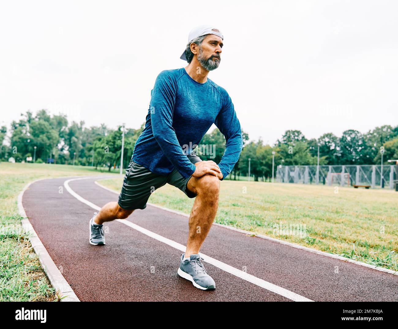 uomo anziano che corre esercitandosi sport idoneità attiva misura Foto Stock