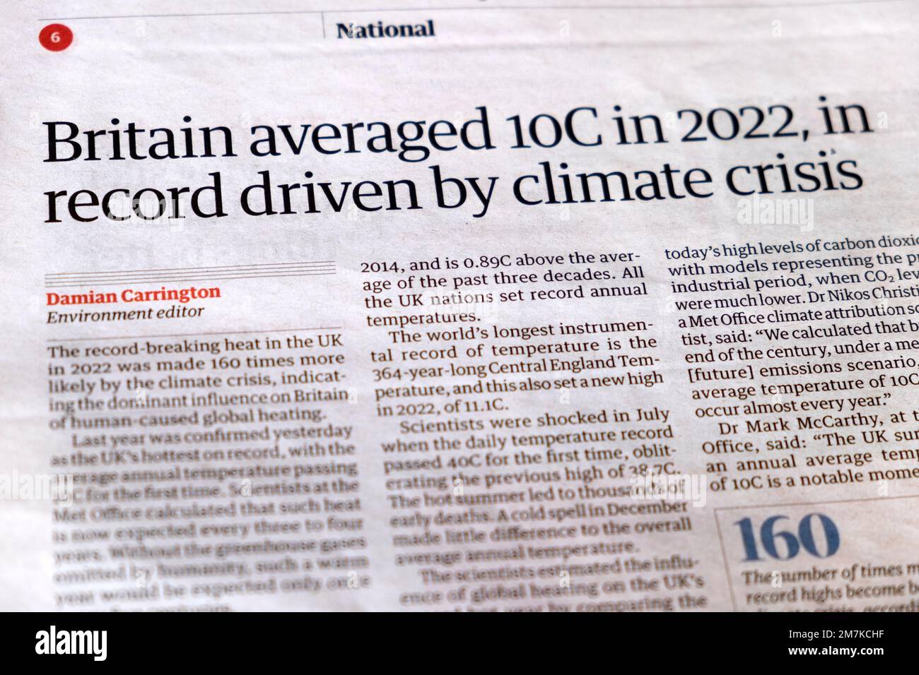 "La Gran Bretagna ha registrato una media di 10C nel 2022, in un record trainato dalla crisi climatica", articolo di Guardian sulla crisi climatica Londra Inghilterra Regno Unito Foto Stock