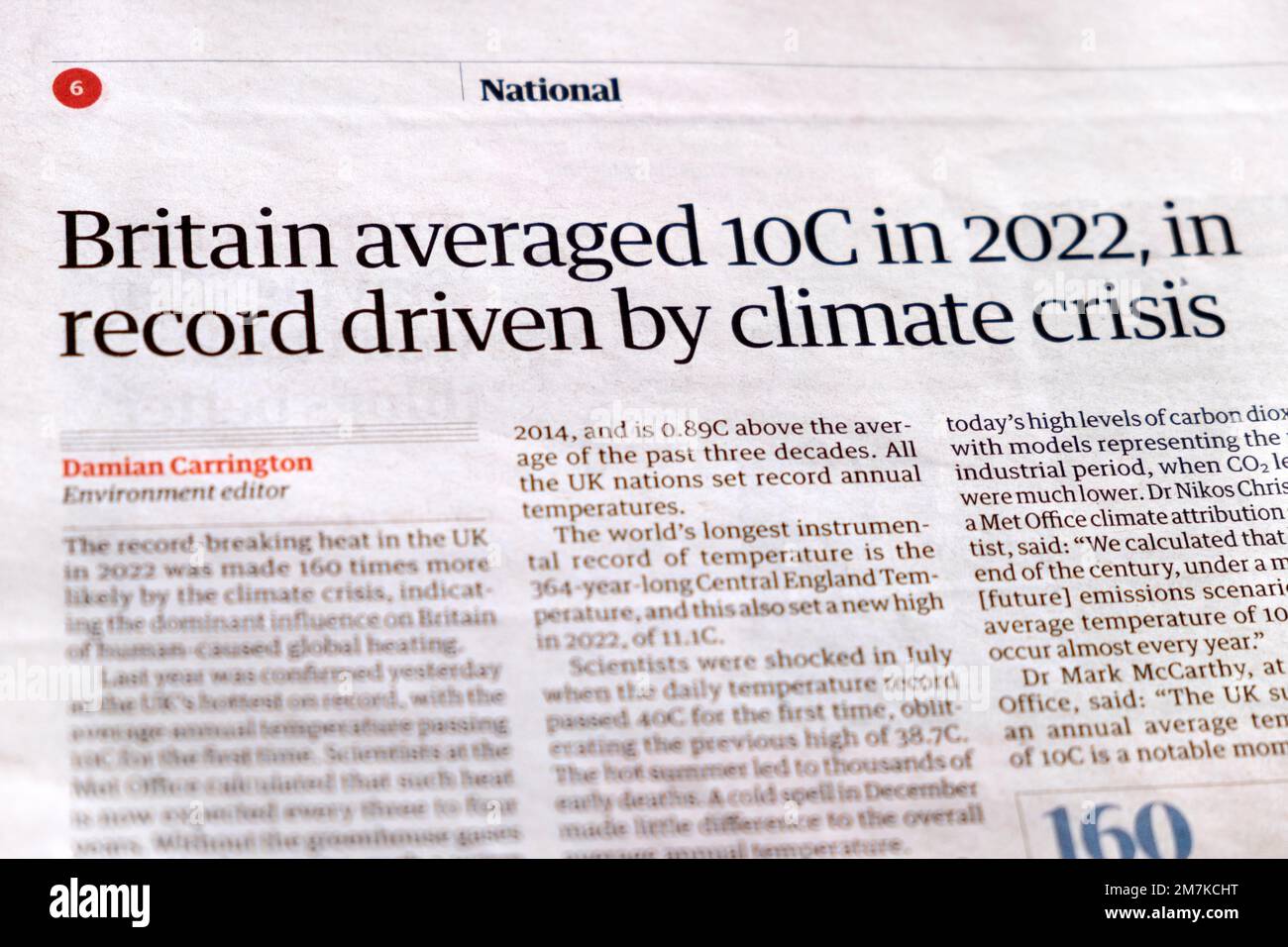 "La Gran Bretagna ha registrato una media di 10C nel 2022, in un record trainato dalla crisi climatica", articolo di Guardian sulla crisi climatica Londra Inghilterra Regno Unito Foto Stock