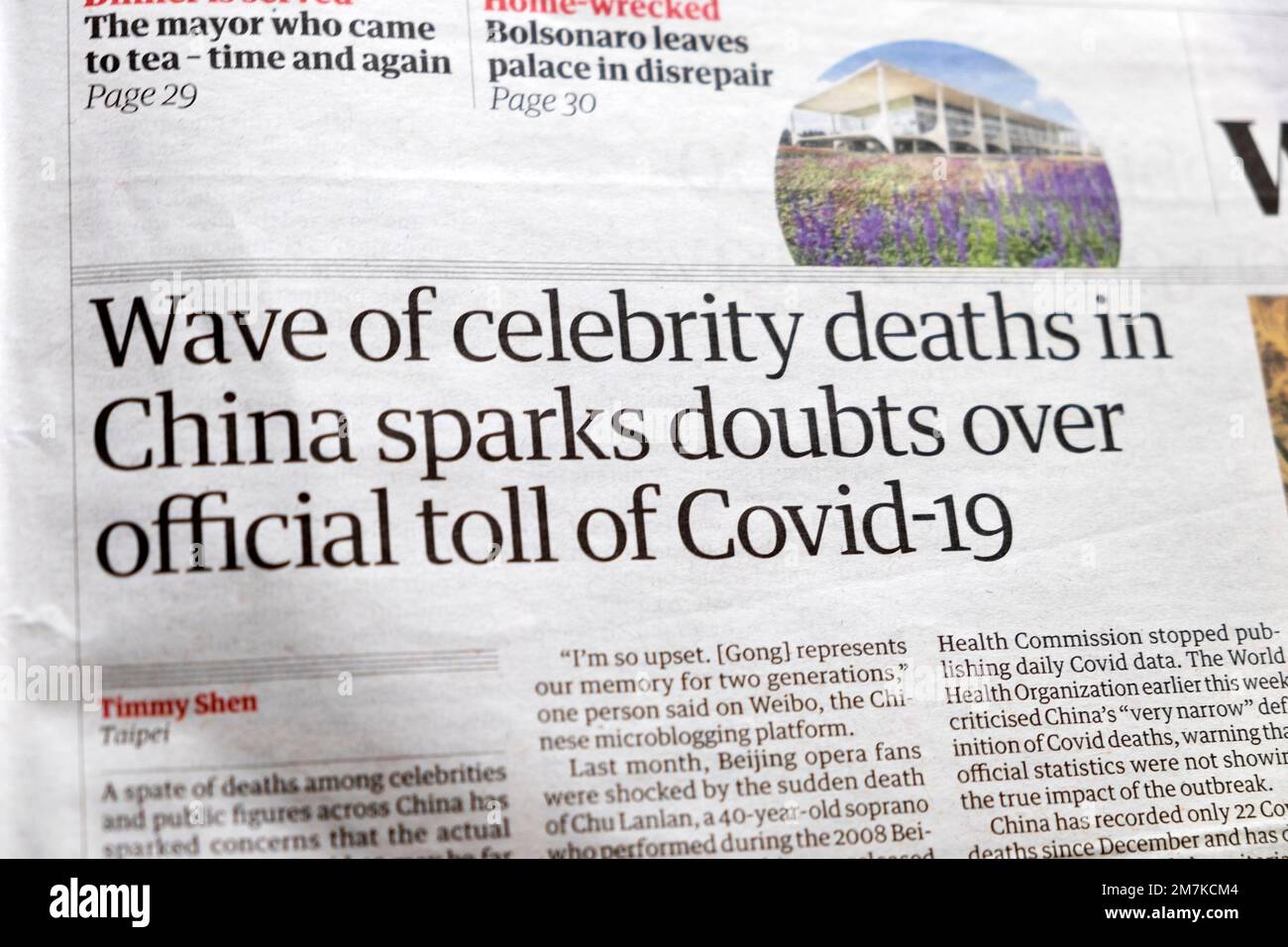 'Onda di celebrità morte in Cina suscita dubbi sul tributo ufficiale di Covid-19' Guardian giornale headline articolo pandemico cinese 7 gennaio 2023 Regno Unito Foto Stock