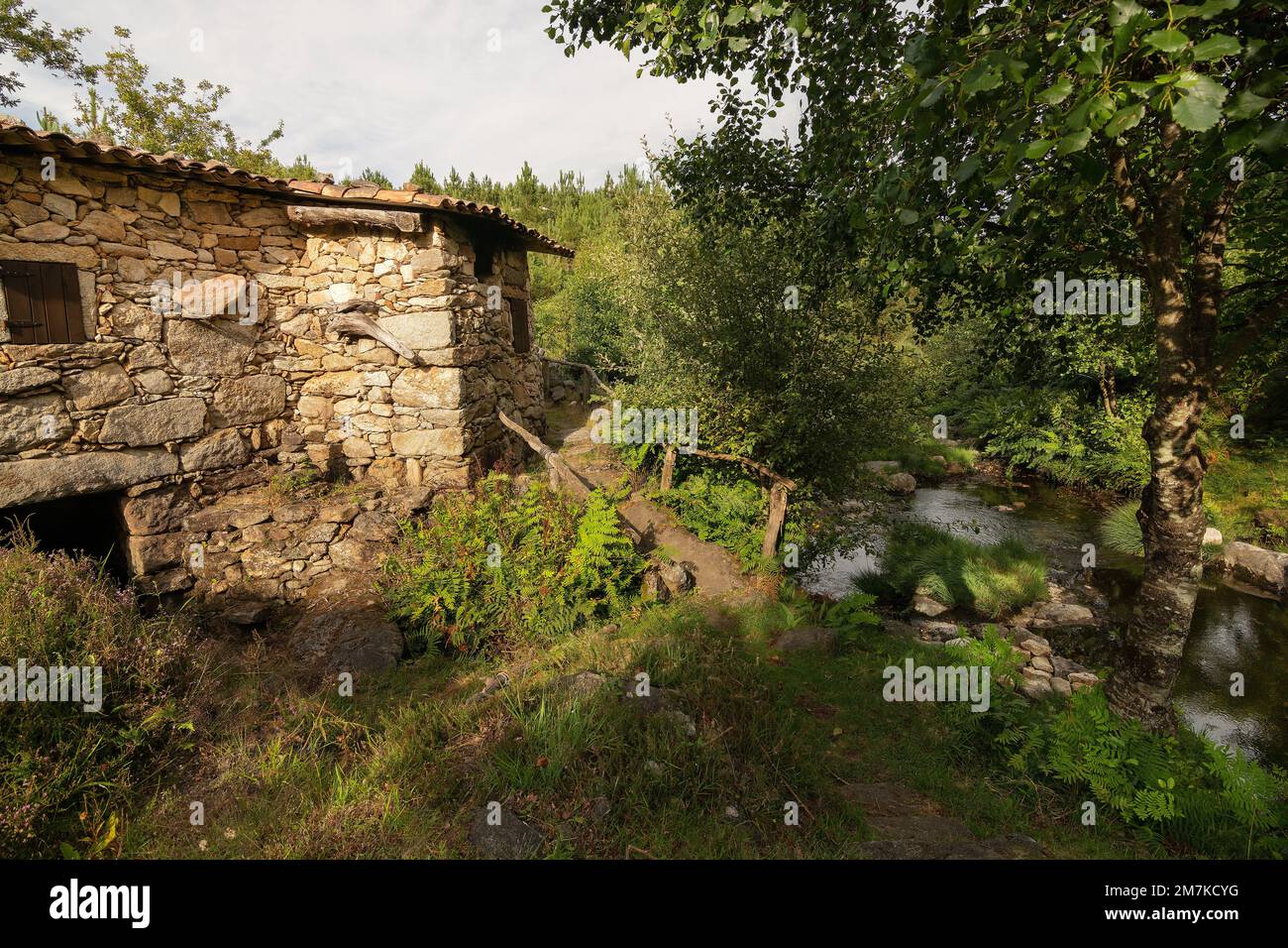 Un antico mulino ad acqua vicino al fiume Cal in o Rosal Foto Stock