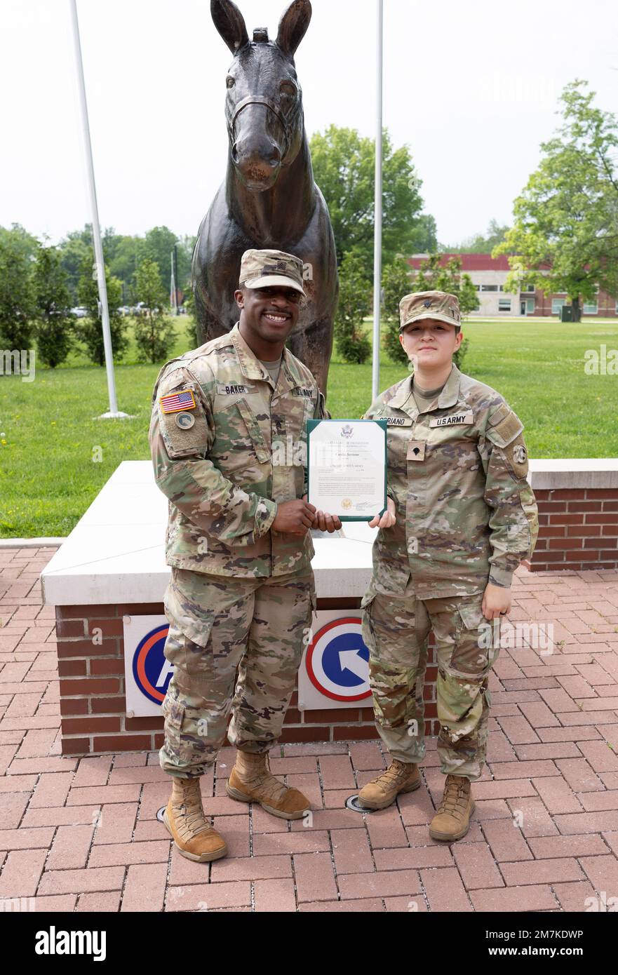 SGT. Jimmie Baker (a sinistra), specialista delle comunicazioni di massa, 1st Theater Sostainment Command, presenta un certificato di promozione a SPC. Cecilia Soriano (a destra), Combat camera, 1st TSC, durante la sua cerimonia di promozione a Fort Knox, Kentucky, 11 maggio 2022. Foto Stock