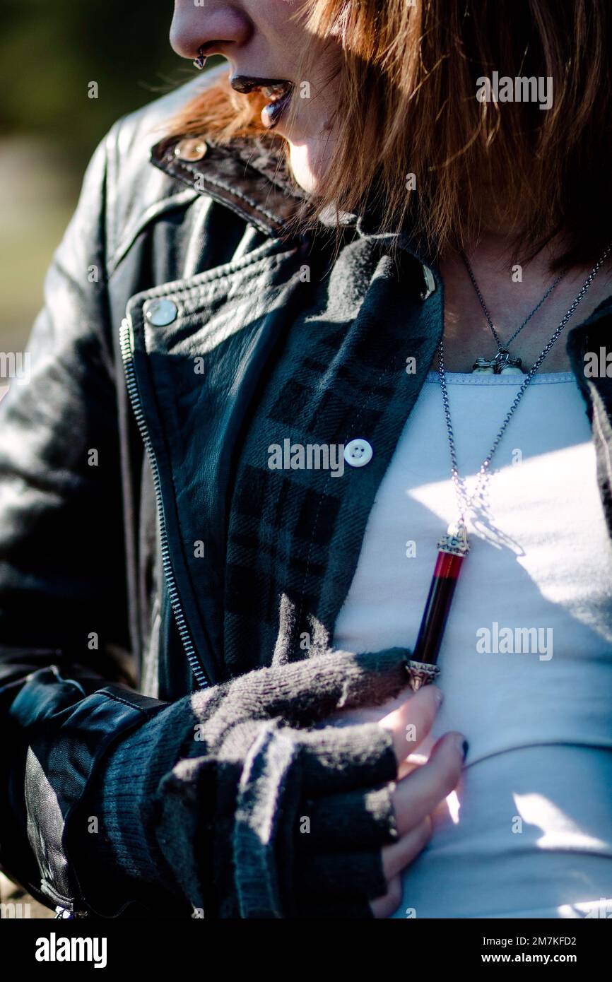 Primo piano di una giovane donna grunge gioielli Foto Stock