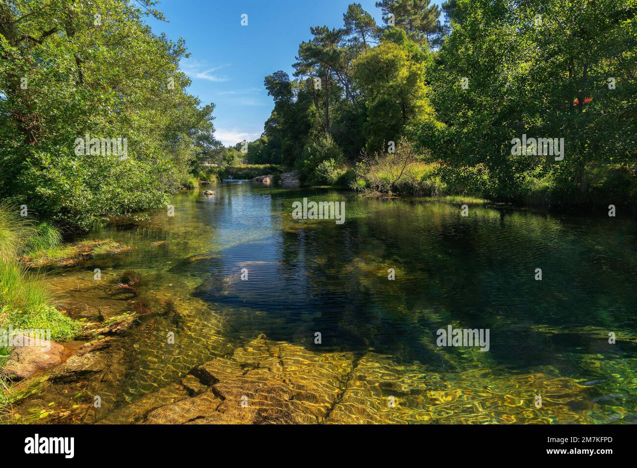 Piscina naturale del fiume in un'area chiamata Pesqueiras in o Rosal, Pontevedra Foto Stock