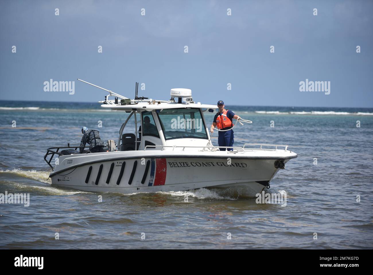 STATI UNITI Nate Ryan, leader marittimo per Tradewinds 2022, prepara una linea di ormeggio a bordo di una nave di guardia costiera del Belize durante Tradewinds 2022 a Belize City, Belize, il 10 maggio 2022. Tradewinds 2022 è focalizzata sull'interazione militare straniera, l'interdizione marittima, la sicurezza a terra e gli esercizi di formazione sul campo a supporto degli Stati Uniti Piano di campagna di SOUTHCOM. Foto Stock