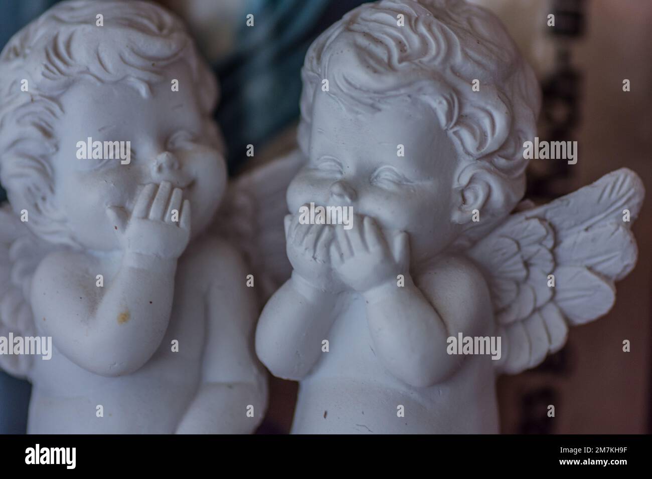 due piccoli angeli bianchi sorridono insieme vista di dettaglio Foto Stock