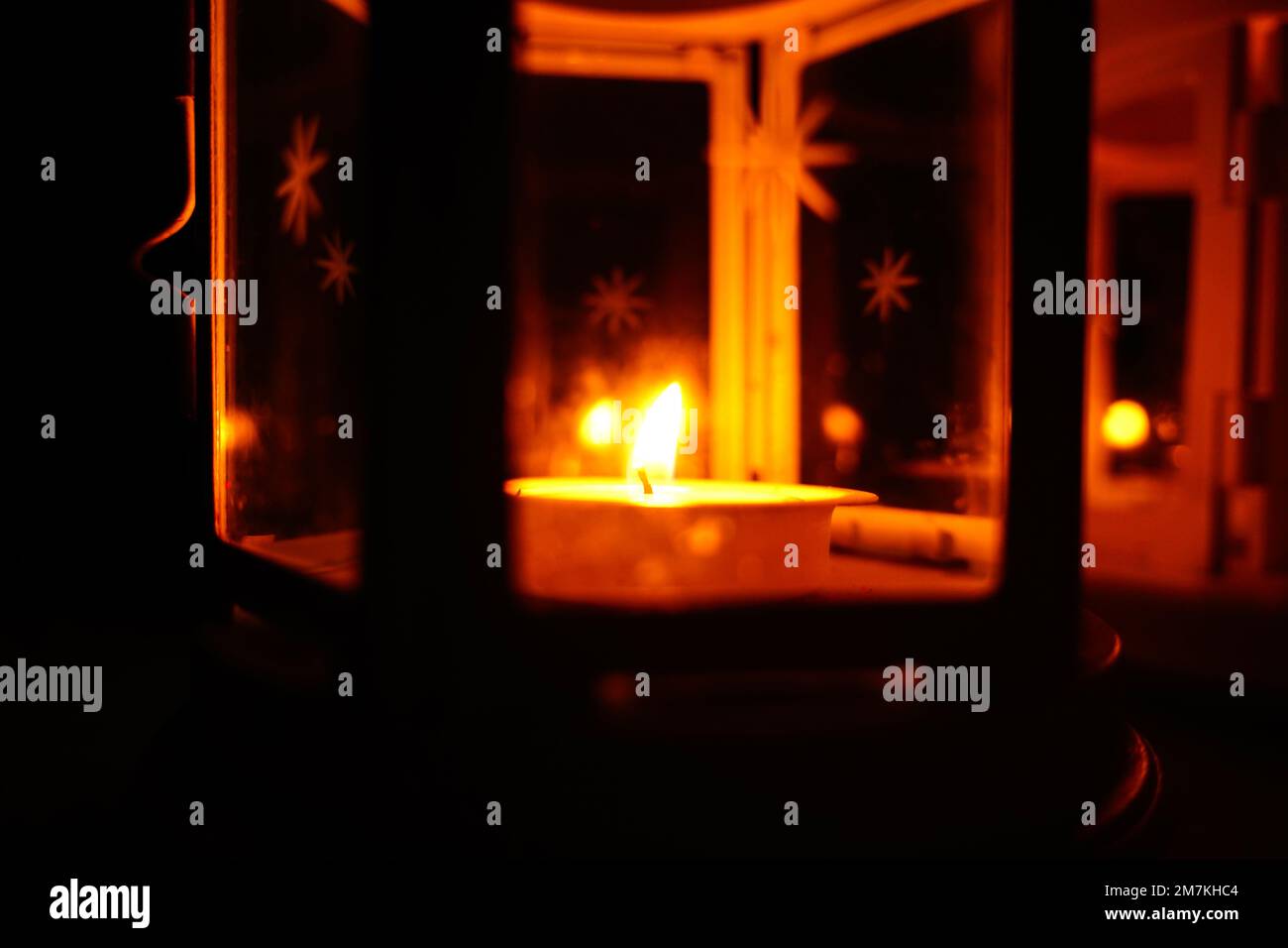 Lanterna araba ornamentale con candela accesa di notte. Biglietto di auguri festivo, invito per il mese santo musulmano Ramadan Kareem. Retro scuro Foto Stock