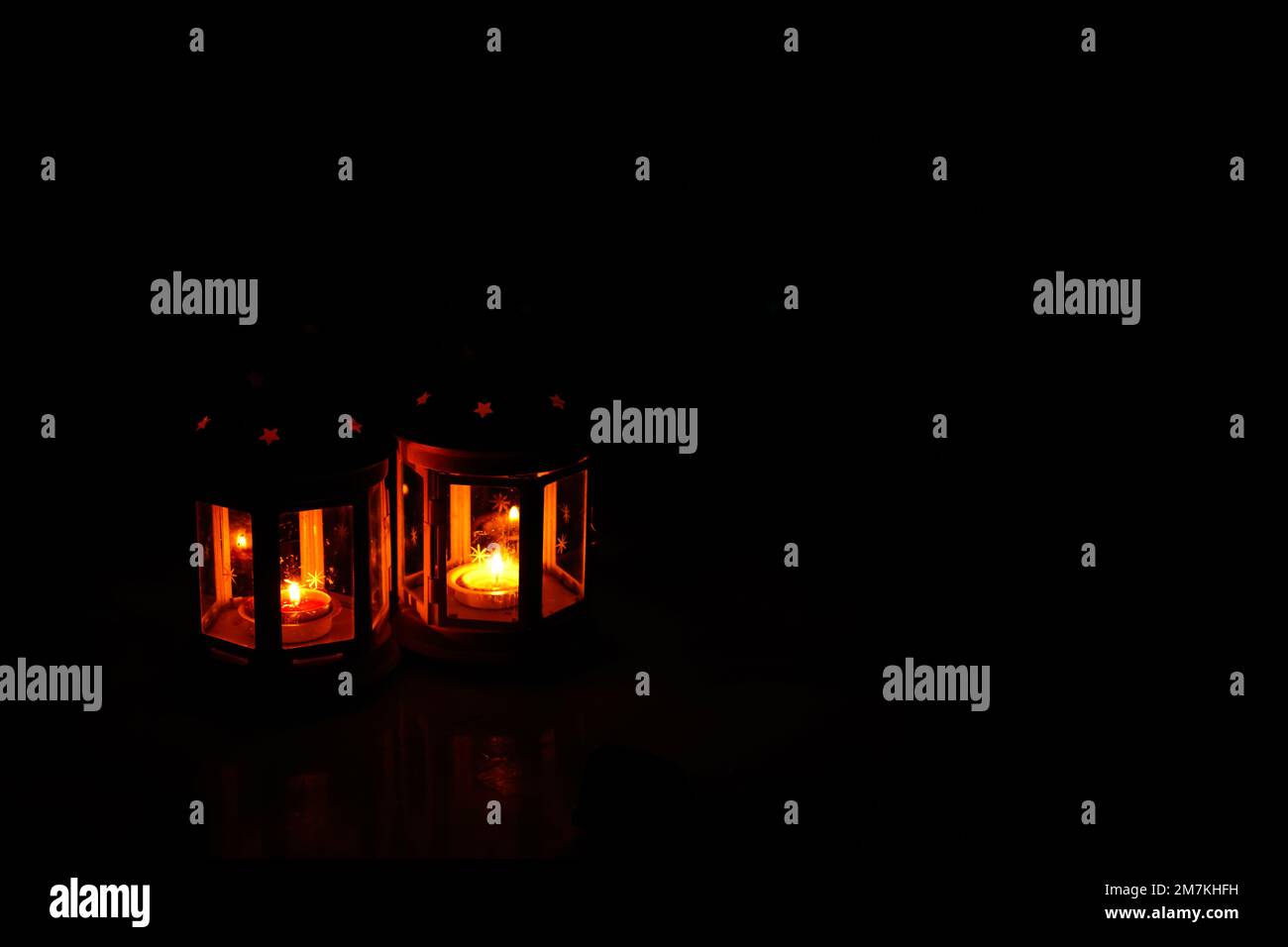 Lanterna araba ornamentale con candela accesa di notte. Biglietto di auguri festivo, invito per il mese santo musulmano Ramadan Kareem. Retro scuro Foto Stock