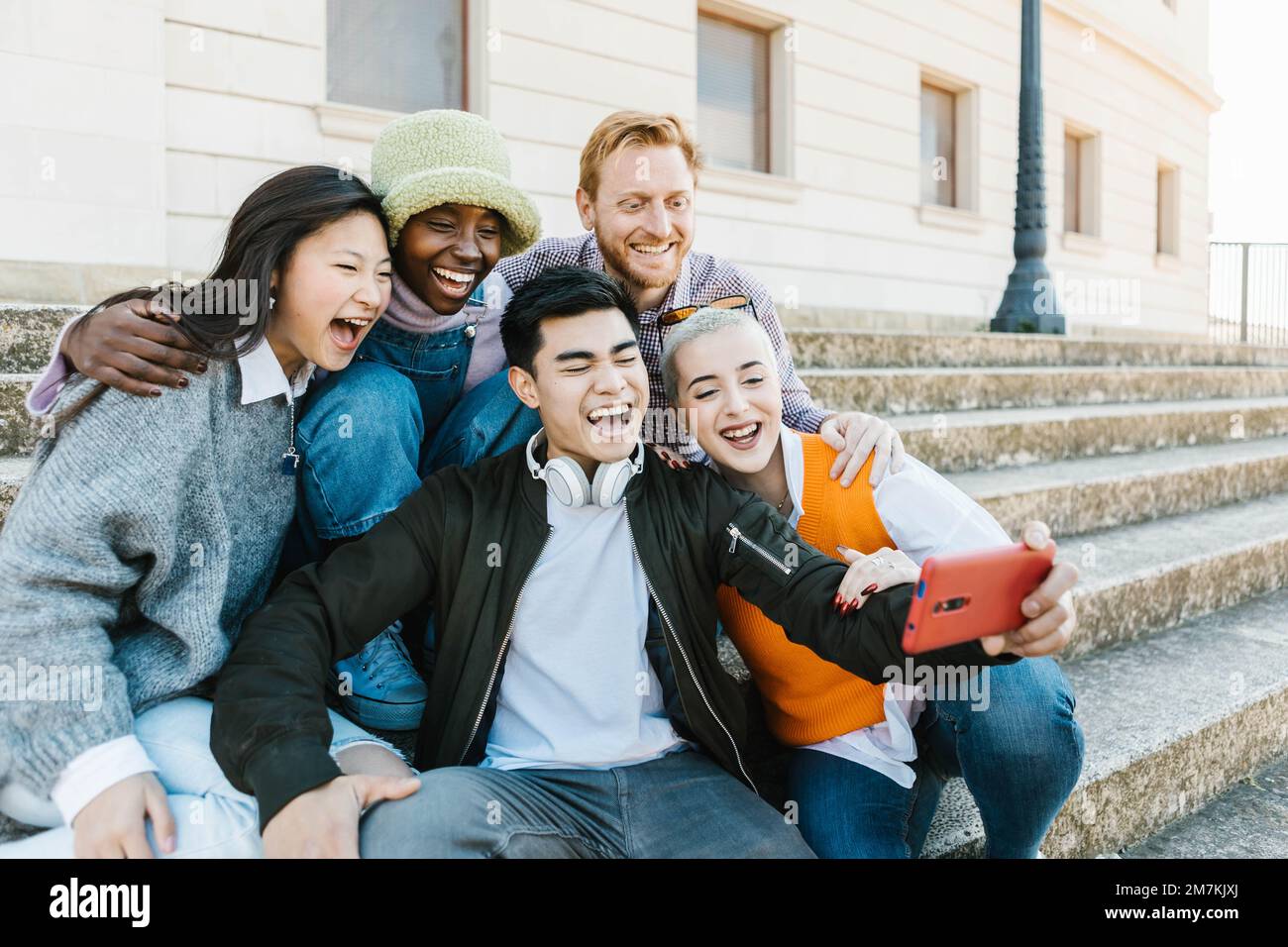 Gruppo Unito di giovani amici studenti che si divertono insieme Foto Stock