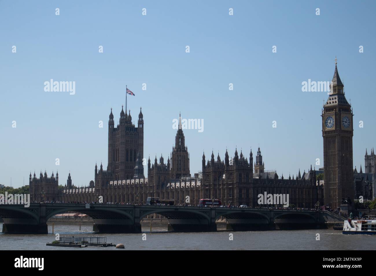 Un paesaggio del Palazzo di Westminster e del Tamigi in una giornata di sole a Londra, nel Regno Unito Foto Stock