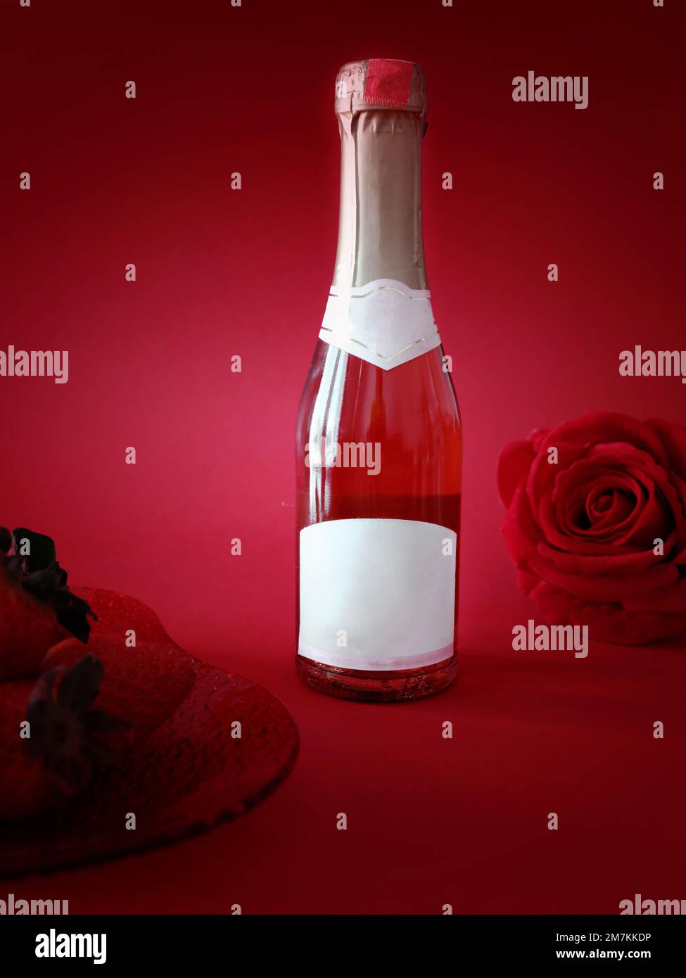 Bottiglia Champaign su sfondo rosso festa concetto regalo Foto Stock
