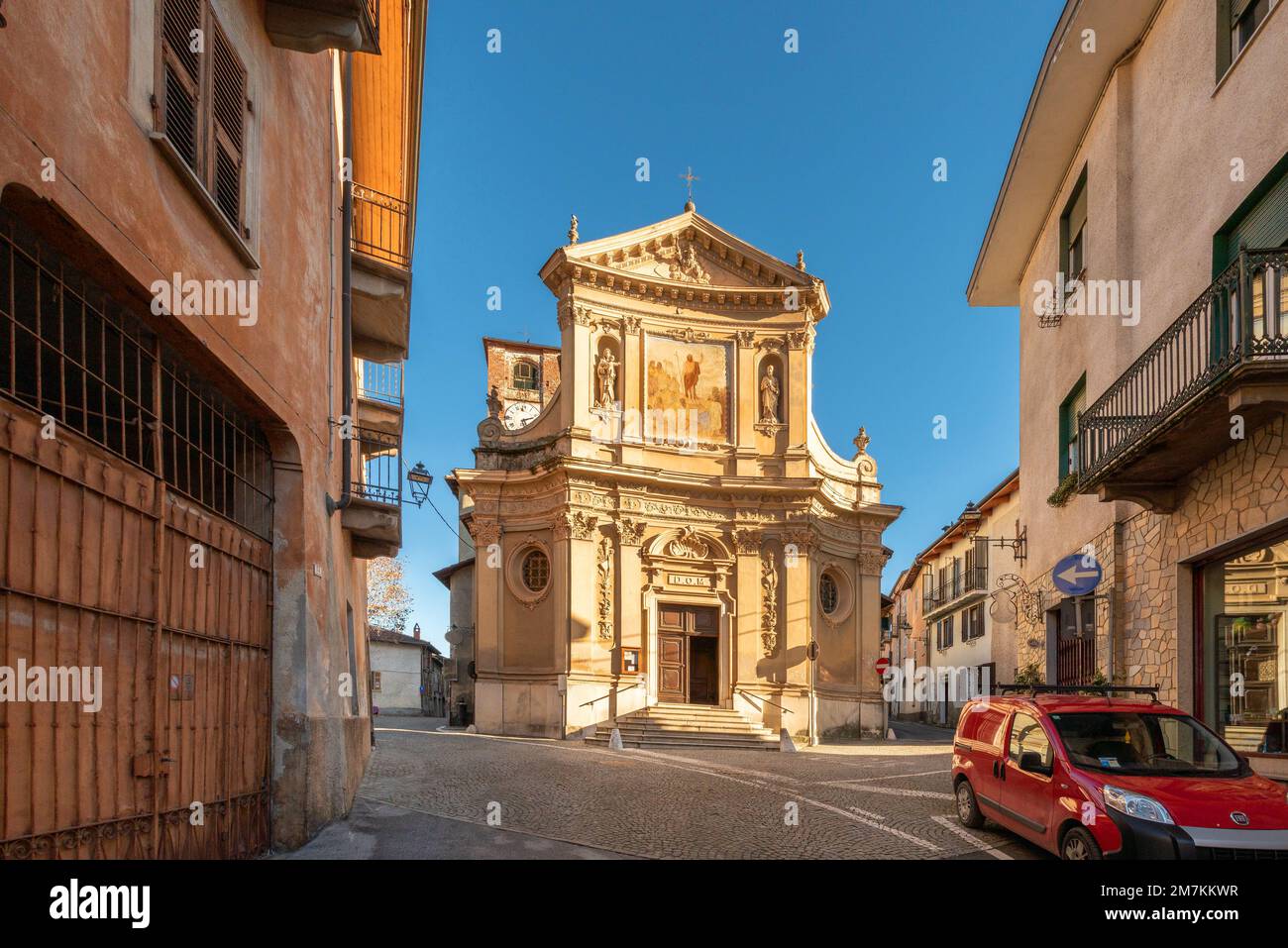 Peveragno, Cuneo, Italia - 09 gennaio 2023: Chiesa parrocchiale di San  Giovanni Battista (18th° secolo) in via Vittorio Veneto Foto stock - Alamy