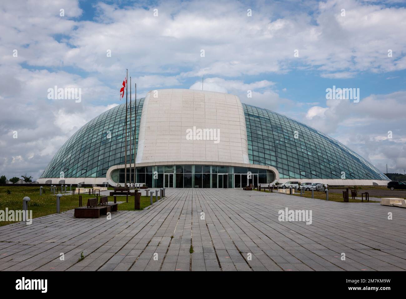Kutaisi, Georgia, 06.06.21. Entrata all'ex edificio del Parlamento Georgiano a Kutaisi, moderna struttura a cupola in acciaio e vetro abbandonata. Foto Stock